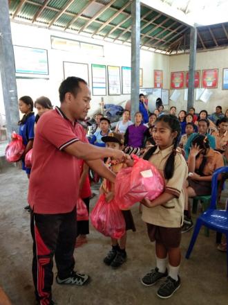 Penyerahan Bantuan Seragam Sekolah SD dan SMP Desa Tunjung